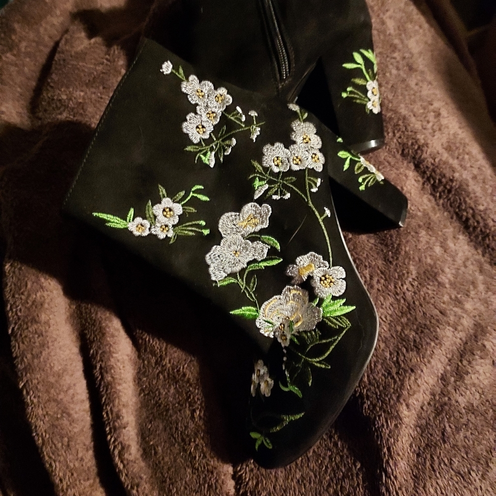 New forever 21 suede boots size 7